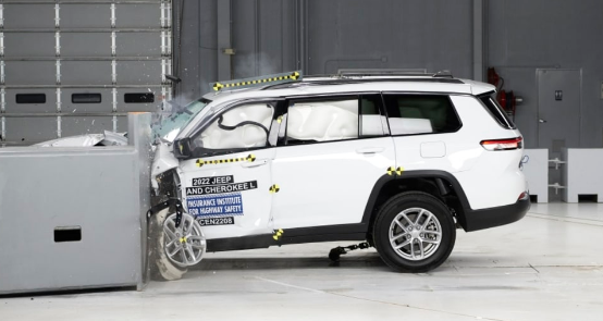 2023 Jeep 大切诺基 L 获得 IIHS 顶级安全选择 + 认可