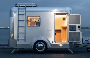 小型全铝X CABIN 300露营拖车以其时尚的设计和高效的内饰令人印象深刻